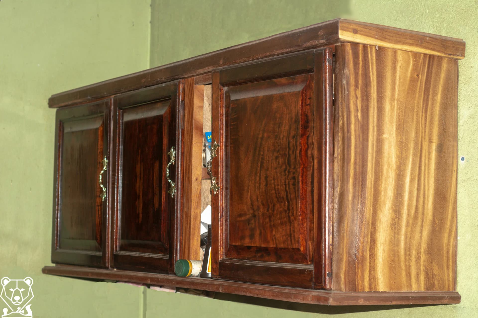 Mueble Aéreo Artesanal con Tres Compartimentos y Espacio para Condimentos